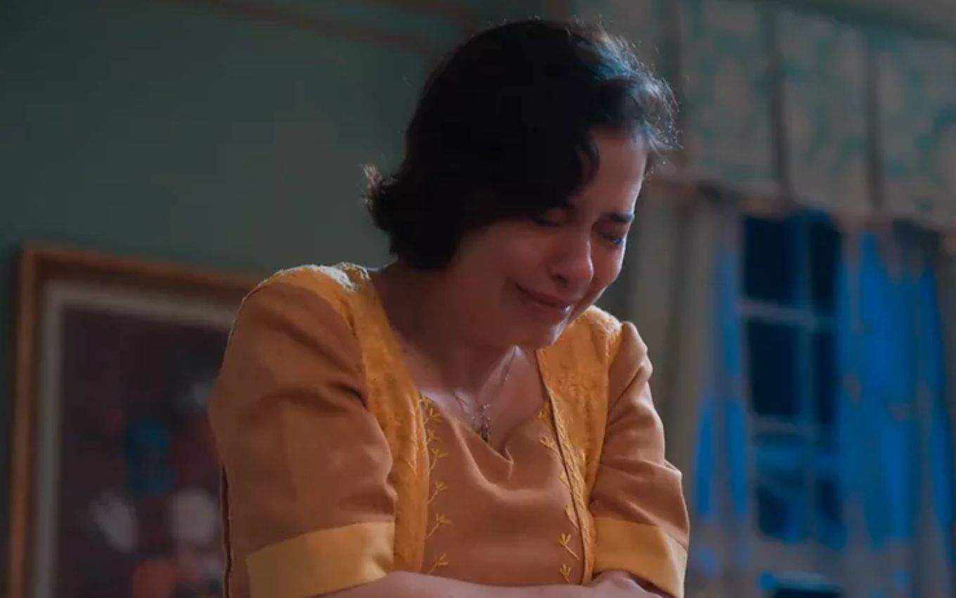 Paloma Duarte com expressão de choro